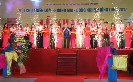 Đại biểu cắt băng khai mạc hội chợ.
