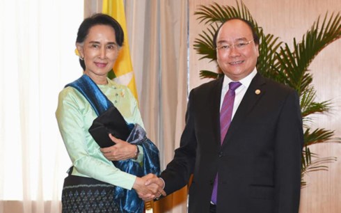 Thủ tướng Nguyễn Xuân Phúc gặp bà Aung San Suu Kyi, Trưởng đoàn Myanmar dự Hội nghị Cấp cao ASEAN 30.