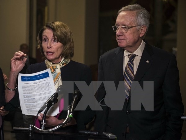 Lãnh đạo phe thiểu số Hạ viện Mỹ Nancy Pelosi (trái) và Lãnh đạo phe thiểu số Thượng viện Harry Reid tại cuộc họp báo về thỏa thuận ngân sách ở thủ đô Washington ngày 28/10. (Nguồn: AFP/TTXVN)