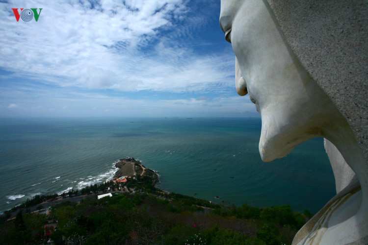 Mũi đất dưới chân Núi Nhỏ vươn ra biển xa nhất về phía nam là Mũi Nghinh Phong. Nơi đây đón gió mát nhiều nhất và có tầm nhìn ra biển rộng nhất.