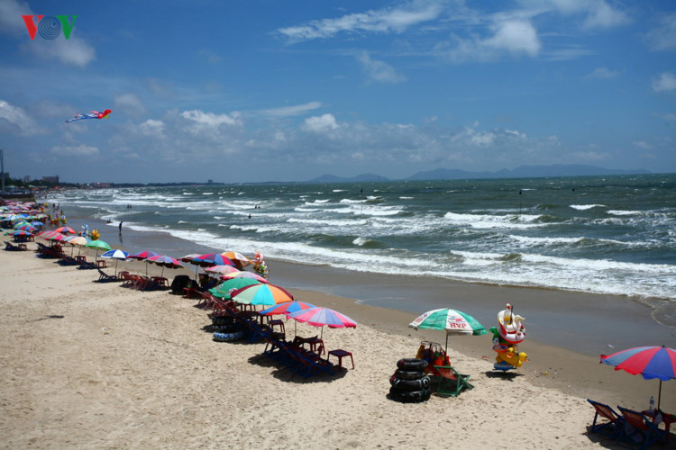 Vũng Tàu có 42km bờ biển bao quanh với nhiều bãi biển đẹp. Trong đó, dài nhất và đẹp nhất là Bãi Sau, hay còn gọi là bãi Thuỳ Vân, nằm ở phía đông thành phố. Đây là bãi tắm luôn đông khách quanh năm bởi khí hậu Vũng Tàu ôn hoà, không có mùa lạnh.