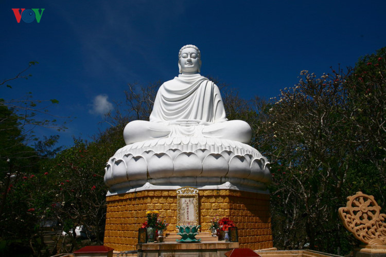 Vũng Tàu cũng là miền đất giàu trầm tích văn hoá, với sự giao thoa Đông – Tây. Nơi đây còn nhiều di tích đền đình chùa miếu, nhà thờ công giáo. Ảnh: Tượng Phật Thích Ca ở chùa Thích Ca Phật Đài trên Núi Lớn, được xây dựng từ năm 1963. Tượng cao 11,6m trong có chứa 3 viên ngọc xá lợi Phật.