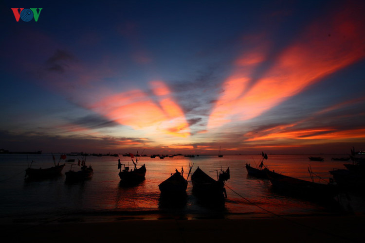 Hoàng hôn buông trên Bãi Tầm Dương.