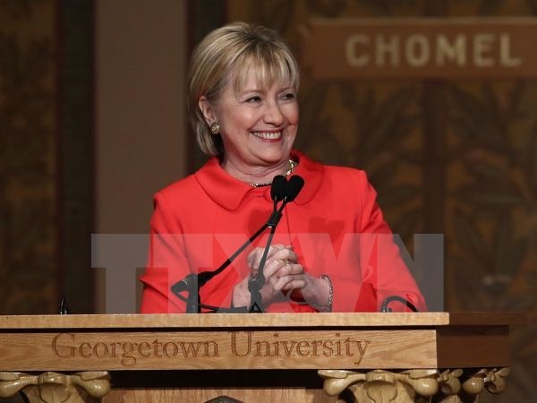 Bà Hillary Clinton phát biểu tại Washington, DC ngày 31/3. (Nguồn: AFP/TTXVN)