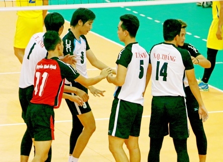 Niềm vui của đội Cà Mau trong trận thắng Kon Tum 3-1.