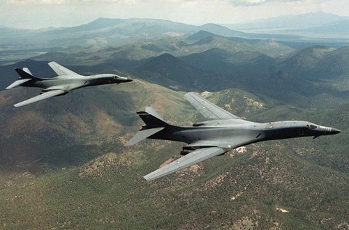 Hai máy bay ném bom B-1B Lancer. Ảnh: Reuters
