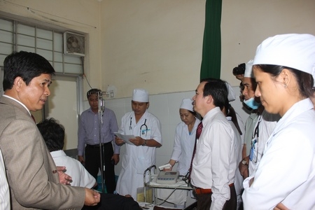Ngành y chú trọng phát triển y tế kỹ thuật cao, chuyên sâu. Trong ảnh: Lãnh đạo Bệnh viện Thống Nhất hướng dẫn kỹ thuật tim mạch chuyển giao cho BVĐK tỉnh Vĩnh Long làm vệ tinh.