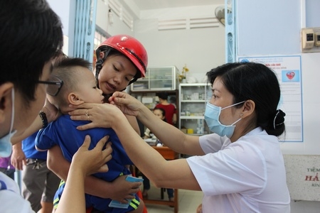 Phòng dịch bệnh, khám chữa bệnh, tiêm chủng mở rộng ở y tế cơ sở đã đạt những kết quả đáng kể trong 25 năm qua. Trong ảnh: Cho trẻ uống vitamin A trong ngày vi chất dinh dưỡng.