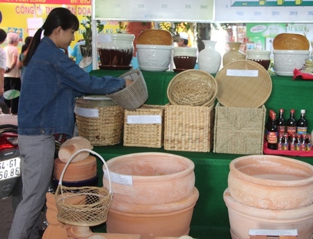 Các gian hàng trưng bày thành tựu kinh tế của các địa phương được khách tham quan chú ý.