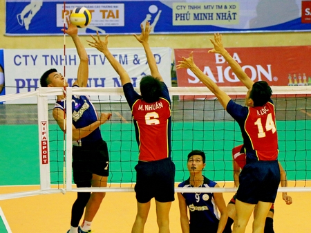  Pha tranh bóng trong trận đấu giữa Trà Vinh (áo vàng) thắng Sanna Khánh Hòa 3-0.