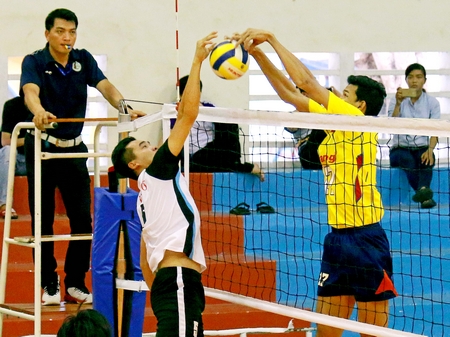  Pha tranh bóng trong trận đấu giữa Trẻ TP Hồ Chí Minh thắng Cà Mau 3-0.