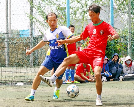  Pha tranh bóng trong trận giữa Sacombank (áo trắng) thắng VPBank với tỷ số 6-1.