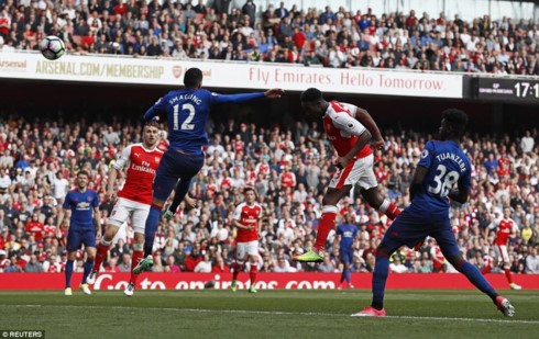 Welbeck nhân đôi cách biệt cho Arsenal chỉ 3 phút sau đó. (Ảnh: Reuters).