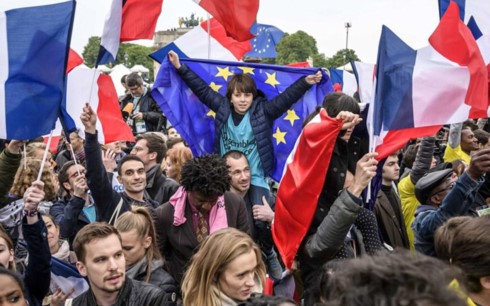 Những người ủng hộ ông Macron tụ tập tại Carrousel du Louvre ở Paris để ăn mừng chiến thắng. (Ảnh : EPA)