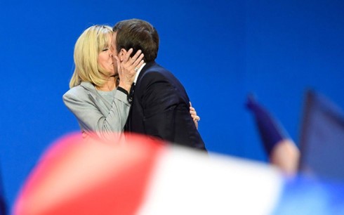 Tổng thống mới đắc cử Pháp Emmanuel Macron và phu nhân không ngần ngại thể hiện tình cảm. (Ảnh: AFP)