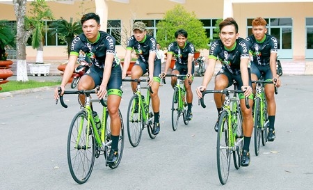 Các tay đua Premium Cyling Vĩnh Long chuẩn bị cho tour xe đạp toàn quốc Về Nông thôn tranh Cúp Gạo Hạt ngọc trời lần 22- 2017.