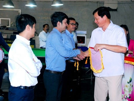 Đại biểu và BTC giải đồng trao cờ lưu niệm cho các đơn vị.