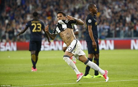 Dani Alves ăn mừng siêu phẩm nhân đôi cách biệt cho Juventus trước Monaco trong trận bán kết lượt về Champions League. (Ảnh: Reuters).