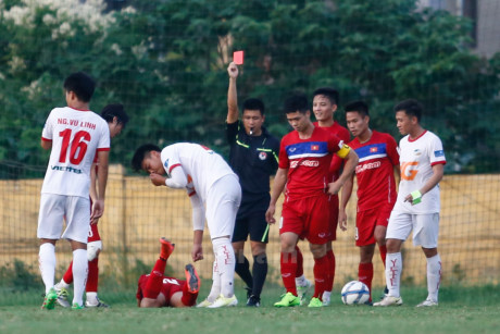 Ngay cả khi Viettel phải chơi thiếu người trong 30 phút, U22 Việt Nam vẫn bất lực trước đàn em. (Ảnh: Minh Chiến/Vietnam+)