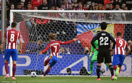 Antoine Griezmann được giao trọng trách đá phạt và anh đã thực hiện thành công (Ảnh: AFP).