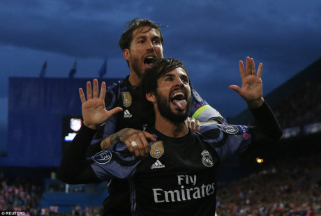 Isco và Ramos ăn mừng bàn thắng (Ảnh: Reuters).