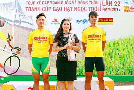 Bà Tôn Thị Ngọc Hạnh- Phó Chủ tịch UBND tỉnh Đắk Nông trao áo vàng cho hai tay đua thắng chặng 1.
