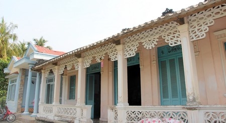 Để bảo tồn nguyên vẹn “bản chính” nhà xưa, một số người chỉ dành nhà làm nơi thờ cúng chứ không ở.