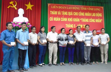 Trao tặng 62 phần quà cho công nhân lao động Ngày 15/5/2017, nhân Tháng công nhân, Liên đoàn Lao động tỉnh tổ chức buổi thăm hỏi, tặng quà cho công nhân lao động có hoàn cảnh khó khăn. 62 phần quà (300.000 đ/phần) được trao tặng cho công nhân lao động thuộc Công đoàn Viên chức, Công đoàn cơ sở Công ty CP Dược phẩm Cửu Long, Trung tâm Sửa chữa công trình giao thông, Công ty CP Cấp nước, Công ty CP Xăng dầu, Công ty CP Công trình công cộng. Đây là hoạt động nhằm động viên tinh thần, giúp đỡ phần nào cho công nhân lao động vượt qua khó khăn, vươn lên tiếp tục lao động sản xuất. Nhân Tháng công nhân, Liên đoàn Lao động tỉnh cũng sẽ tặng 105 phần quà cho công nhân lao động có hoàn cảnh khó khăn, bị tai nạn lao động, bệnh nghề nghiệp. Tin, ảnh: HẢI YẾN Trao tặng 62 phần quà cho công nhân lao động.