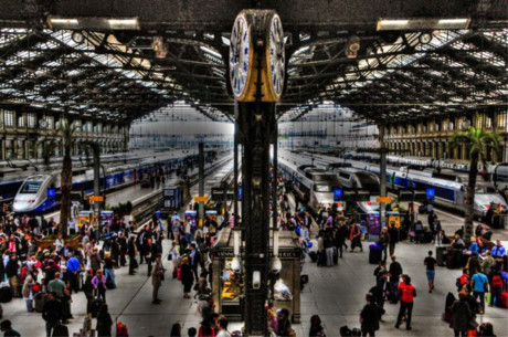 15. Gare De Lyon, Paris, Pháp  Các chi tiết nghệ thuật, mặt tiền đá, tháp đồng hồ lớn, kính và trần sắt mỗi chi tiết trang trí đều cho thấy phong cách của tầng lớp quý tộc Pháp.