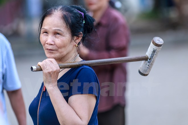  Chiều chiều, không hẹn mà gặp các cụ ra khoảnh sân rộng chừng 300m2 để thi đấu với nhau. Họ mang theo các dụng cụ chơi bóng cửa, gồm: Gậy (vồ) tự chế. (Ảnh: Minh Sơn/Vietnam+)