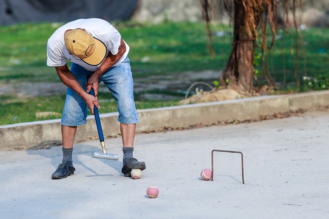  Các cụ ông cụ bà tại đây chia sẻ, môn bóng cửa không những nhẹ nhàng mà còn rất vui vẻ, động tác cũng như cuốc đất, trồng rau gần gũi với cuộc sống và công việc hàng ngày. (Ảnh: Minh Sơn/Vietnam+)