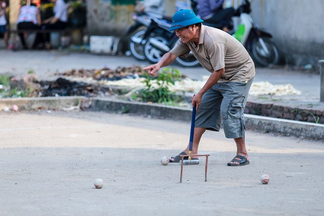  Đây là môn thể thao đòi hỏi tính tập thể cao. Các đội đều phải có chiến thuật để chiến thắng, bởi đối phương luôn tìm cách đánh bật bóng của đội khác ra ngoài, khiến người chơi phải ngồi ngoài, chờ tới lượt mình chơi tiếp. (Ảnh: Minh Sơn/Vietnam+)