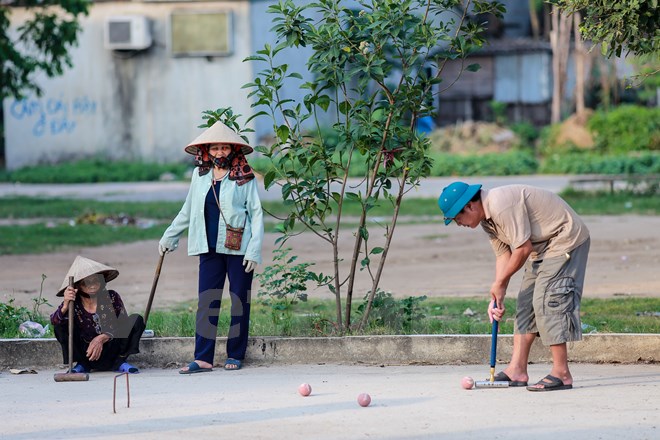  Sân chơi trước kia là sân đất và bóng gỗ, nay đã được bêtông hóa phải sử dụng bóng nhựa và được rải một lớp cát mỏng nhằm tăng độ bám của bóng. (Ảnh: Minh Sơn/Vietnam+)