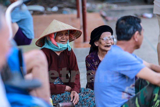  Bóng cửa đã giúp cho người già nơi đây có được những giây phút thoải mái, những nụ cười sống vui khỏe, có ích ở phía cuối cuộc đời. (Ảnh: Minh Sơn/Vietnam+)