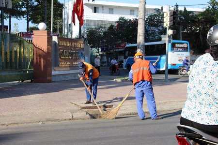 Công tác quét dọn hố ga được thực hiện thường xuyên để đảm bảo nước thoát.