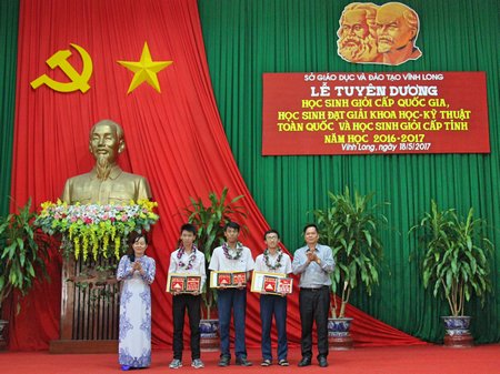 Khen thưởng học sinh đạt giải khoa học- kỹ thuật toàn quốc