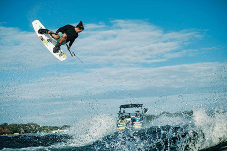 Wakeboarding (trượt nước)- Môn thể thao mạo hiểm này là sự kết hợp giữa lướt sóng và trượt tuyết. Đây là trò chơi mà bạn sẽ đứng trên một tấm ván trượt gọi là wakeboard và được du thuyền kéo đi trên mặt nước. Dưới sự giám sát của huấn luyện viên, đây là một môn thể thao phiêu lưu đáng giá khi bạn lên kế hoạch cho kỳ nghỉ của mình!