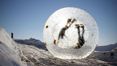 Quả cầu Zorbing- Zorbing là môn thể thao mạo hiểm mà người chơi sẽ chui vào trong một quả cầu trong suốt được bơm phồng, sau đó được lăn xuống đồi. Dĩ nhiên, độ dốc càng lớn và bạn càng lăn nhanh thì càng trở nên nguy hiểm hơn. Nhưng vượt nỗi sợ hãi của bạn và vượt qua giới hạn nguy hiểm là những gì thể thao phiêu lưu mạo hiểm mang lại, phải không?