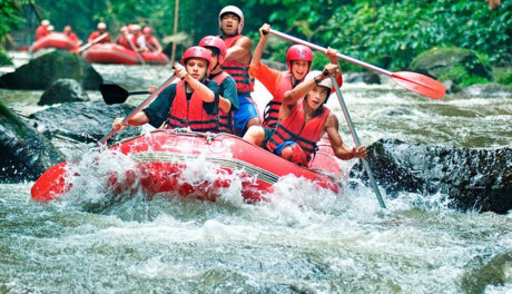 Chèo thuyền vượt thác -Chèo thuyền vượt thác là một trò chơi đòi hỏi tinh thần đồng đội, sự mạo hiểm và lòng dũng cảm. Chiếc thuyền của bạn sẽ vùng vẫy trên biển hay những thác nước, chống lại sức mạnh của dòng nước, đá và những trở ngại khác có thể đến bât cứ lúc nào! Cần phải có một nguồn năng lượng cực lớn cho môn thể thao mạo hiểm này.