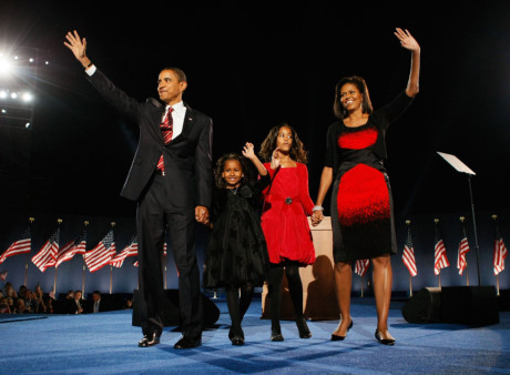 Michelle Obama - phu nhân cựu Tổng thống Barack Obama. Bà tốt nghiệp Viện Đại học Princeton và Trường Luật Harvard. Với tư cách là Đệ nhất phu nhân, Michelle được coi là 1 biểu tượng thời trang, một hình mẫu thúc đẩy vai trò của phụ nữ trong xã hội. Ông bà Obama có hai cô con gái xinh đẹp và cũng rất tài năng.