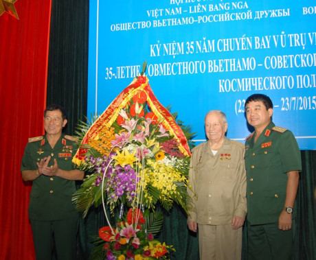 Tham gia vào các hoạt động hữu nghị, Gorbatko đã nhiều lần đến Việt Nam, cũng một phần với tư cách là nhà sưu tập tem. (Nguồn: Tạp chí Bạch Dương)