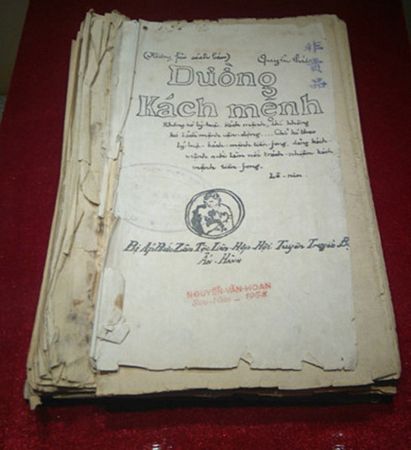 “Đường Kách Mệnh” là tác phẩm tập hợp các bài giảng của Nguyễn Ái Quốc tại các lớp huấn luyện cán bộ của Hội Việt Nam Cách mạng Thanh niên, tổ chức tại Quảng Châu (Trung Quốc) trong những năm 1925 - 1927. Cuốn sách được Bộ Tuyên truyền của Hội Liên hiệp các dân tộc bị áp bức tập hợp lại và xuất bản thành sách năm 1927. Cuốn sách “Đường Kách Mệnh” - Bảo vật quốc gia, hiện được lưu giữ tại Bảo tàng Lịch sử Quốc gia. (Ảnh: TTXVN)