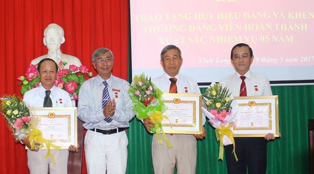 Đồng chí Trần Văn Bạch- Quyền Bí thư Đảng ủy Khối Các cơ quan- trao bằng khen của Tỉnh ủy cho đảng viên hoàn thành xuất sắc nhiệm vụ 5 năm liền
