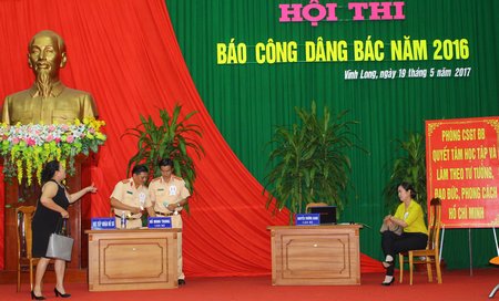 Tiểu phẩm “Vì dân phục vụ” của Đảng bộ Phòng Cảnh sát giao thông đường bộ Công an tỉnh đoạt giải nhất trong hội thi.