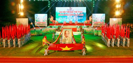  Sân khấu được tổ chức trên SVĐ Bến Tre với ảnh Bác Hồ trang trọng .