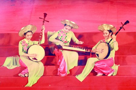  Chương trình Văn nghệ với 3 chương: Miền Nam nhớ mãi ơn Người; Đồng Khởi mới- khỏe để xây dựng và bảo vệ Tổ quốc; Bay cao, bay xa đất mẹ chín rồng tại Lễ khai mạc đại hội.