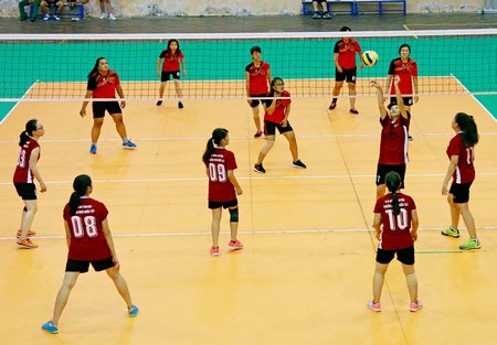 1/ Trường Đại học Xây dựng miền Tây (sân bên kia lưới) có cuộc lội dòng nước ngược, để giành giải nhì.