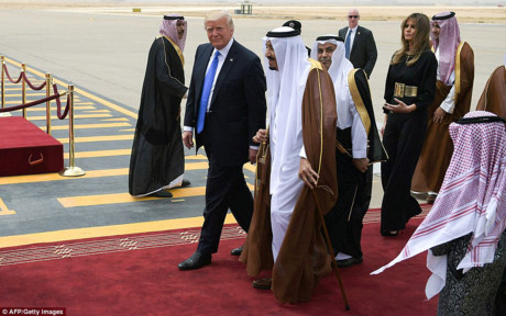 Saudi Arabia trải thảm đỏ đón tiếp Tổng thống Trump, người dự định đưa ra thông điệp "hữu nghị và hy vọng" tại đây. Ảnh: AFP.