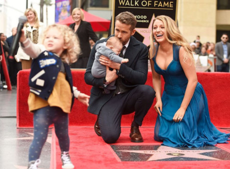 Blake Lively và Ryan Reynolds là một trong những cặp vợ chồng quyền lực của Hollywood. Cả hai luôn tìm cách bảo vệ các con khỏi ánh đèn flash của các paparazi. Blake Lively cho biết gia đình là ưu tiên hàng đầu của mình.