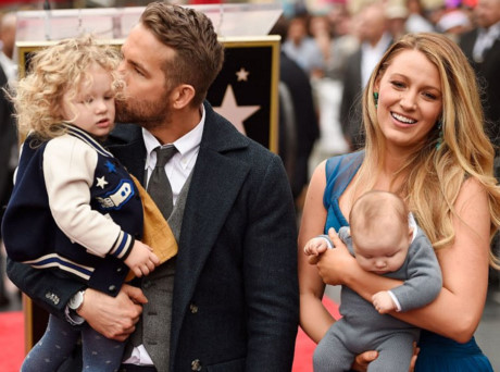 Khoảnh khắc hạnh phúc của gia đình Blake Lively và Ryan Reynolds khi Ryan được gắn tên trên một ngôi sao ở Đại lộ Danh vọng.